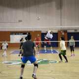 Adolescenti che giocano assieme agli adulti, ex professionisti al fianco di chi a malapena sa fare un bagher e soprattutto ragazzi mischiati alle ragazze. � il variegato mondo della pallavolo amatoriale a Bari, vero e proprio sport "di comitiva" che coinvolge centinaia di appassionati 